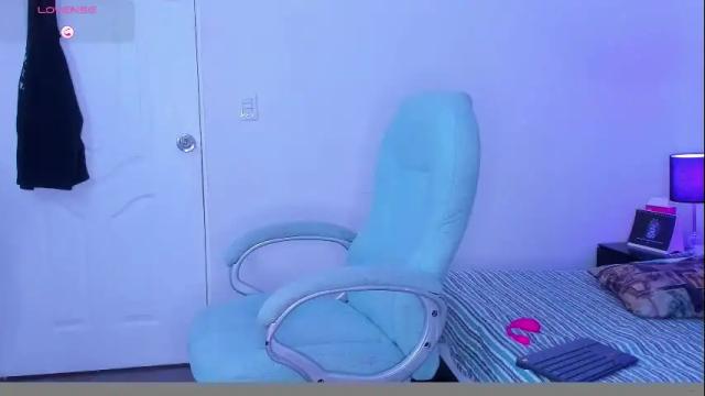 Image 4 of emi_kitty Stream on Chaturbate on 1 month ago
