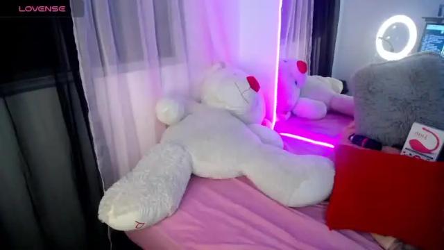 Image 12 of emiily_04 Stream on Chaturbate on 20 months ago