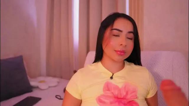 Image 11 of emiily_bell Stream on Chaturbate on 2 months ago