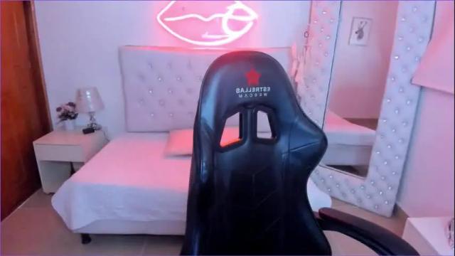 Image 2 of emiily_cortes Stream on Chaturbate on 24 days ago