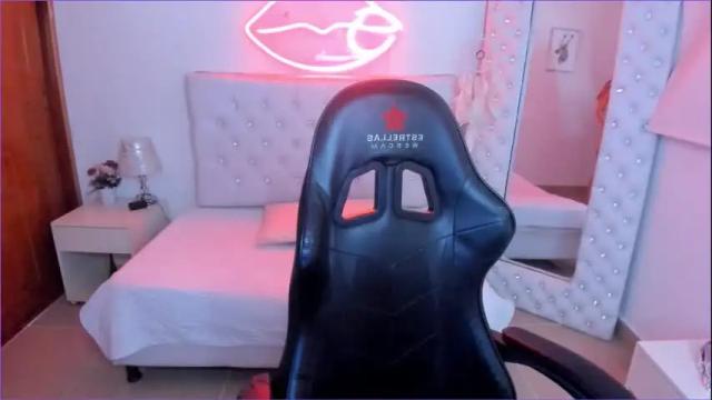 Image 3 of emiily_cortes Stream on Chaturbate on 24 days ago
