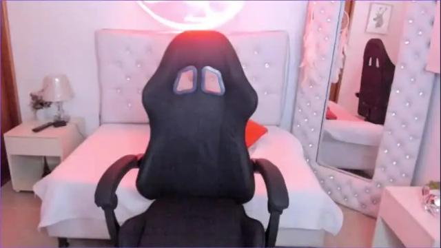 Image 10 of emiily_cortes Stream on Chaturbate on 13 days ago