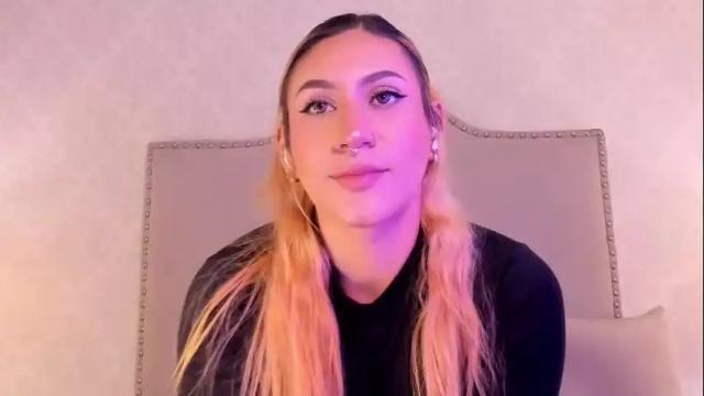 Image 11 of emiily_roberts1 Stream on Chaturbate on 2 months ago