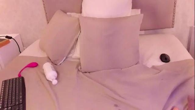Image 3 of emiily_roberts1 Stream on Chaturbate on 1 month ago