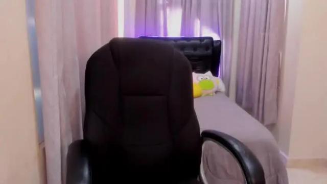 Image 4 of emiily_star_ Stream on Chaturbate on 18 months ago