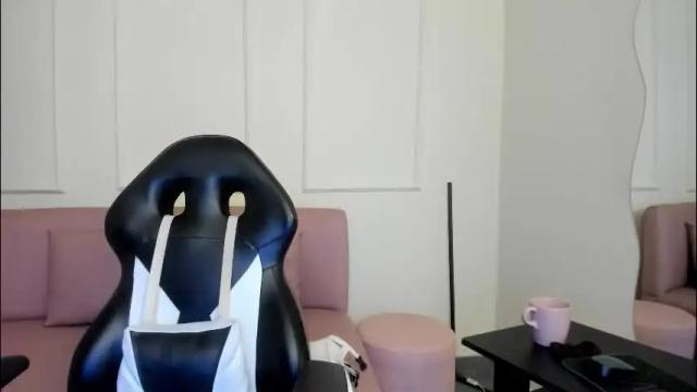 Image 3 of emiilycutex_ Stream on Chaturbate on 1 month ago