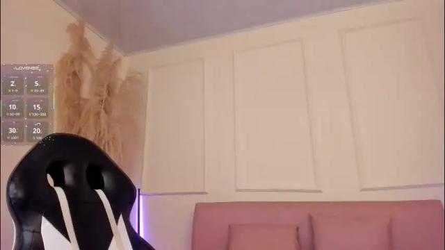 Image 3 of emiilycutex_ Stream on Chaturbate on 1 month ago