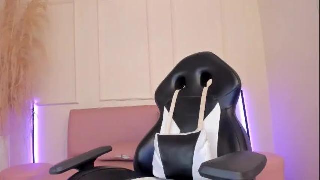 Image 4 of emiilycutex_ Stream on Chaturbate on 28 days ago