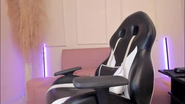 Image 7 of emiilycutex_ Stream on Chaturbate on 28 days ago