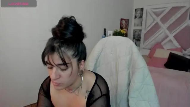 Image 3 of emilayton_ Stream on Chaturbate on 1 month ago