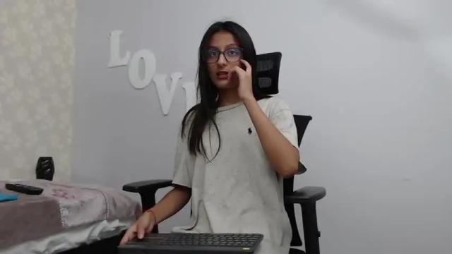 Image 8 of emilhy_thompson Stream on Chaturbate on 12 months ago