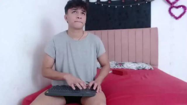 Image 2 of emili_and_livay Stream on Chaturbate on 18 months ago