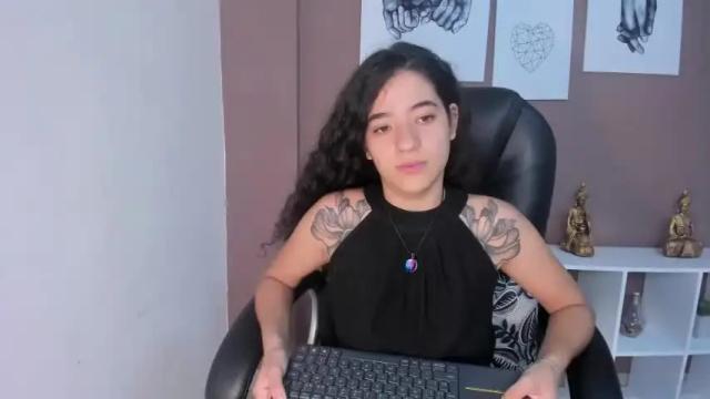 Image 4 of emili_roberts Stream on Chaturbate on 20 months ago