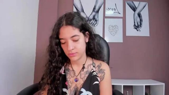 Image 2 of emili_roberts Stream on Chaturbate on 20 months ago