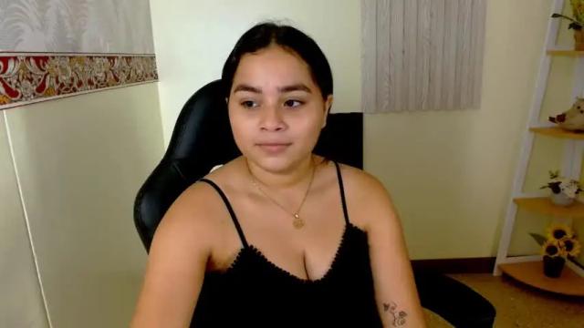 Image 2 of emilia_rouss Stream on Chaturbate on 17 months ago