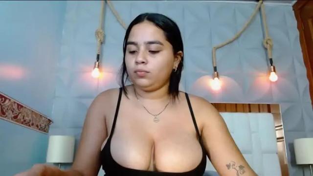 Image 3 of emilia_rouss Stream on Chaturbate on 15 months ago