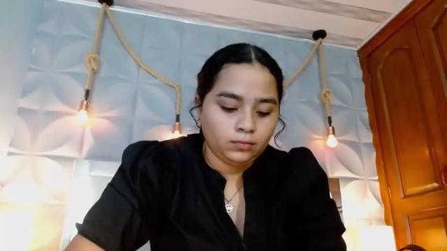 Image 2 of emilia_rouss Stream on Chaturbate on 15 months ago