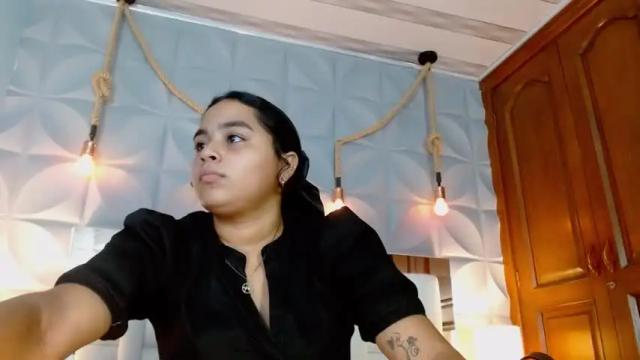 Image 3 of emilia_rouss Stream on Chaturbate on 15 months ago