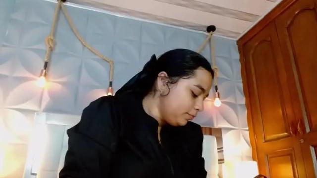 Image 7 of emilia_rouss Stream on Chaturbate on 15 months ago