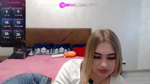 Image 2 of emilia_sky Stream on Chaturbate on 15 months ago