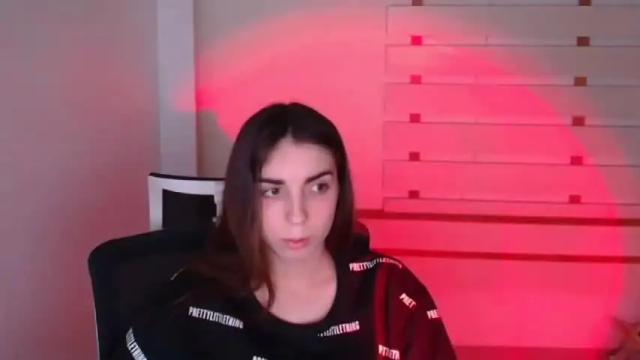 Image 8 of emilie_shy Stream on Chaturbate on 16 months ago