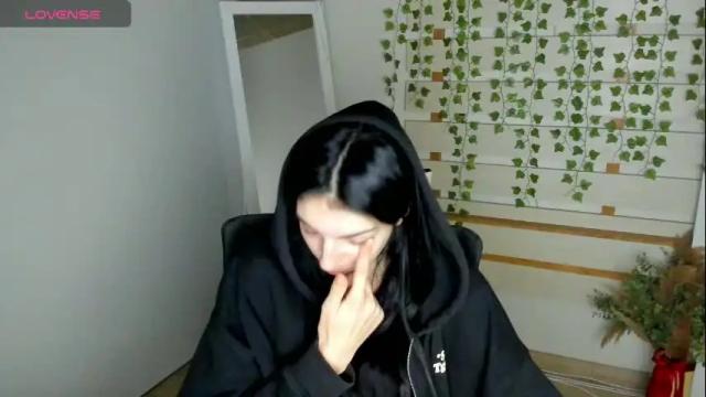 Image 2 of emilie_shy Stream on Chaturbate on 1 month ago