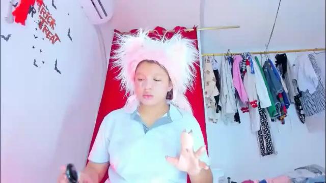 Image 4 of emilly_coper18 Stream on Chaturbate on 2 days ago