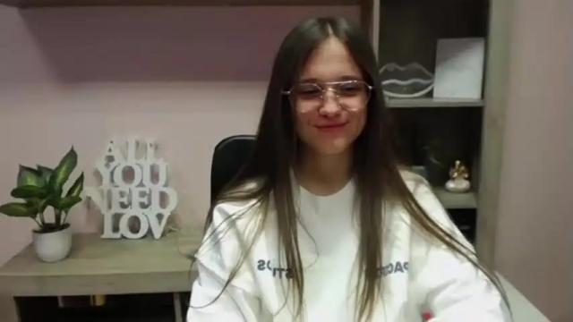 Image 2 of emilly_lust99 Stream on Chaturbate on 13 months ago