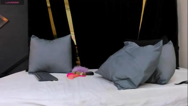 Image 7 of emilly_moonn Stream on Chaturbate on 27 days ago