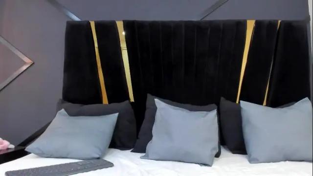 Image 3 of emilly_moonn Stream on Chaturbate on 2 months ago