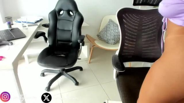 Image 8 of emillybrowm Stream on Chaturbate on 1 month ago