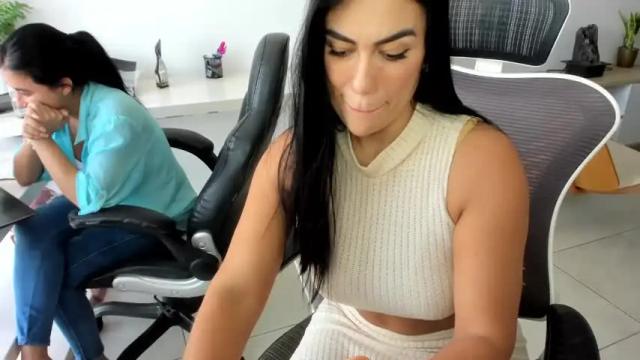 Image 3 of emillybrowm Stream on Chaturbate on 2 months ago