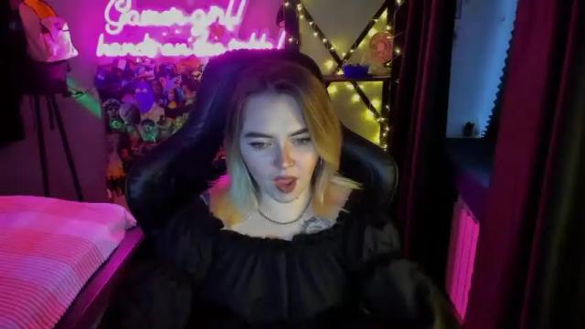 Image 3 of emillydarkgirl Stream on Chaturbate on 19 months ago