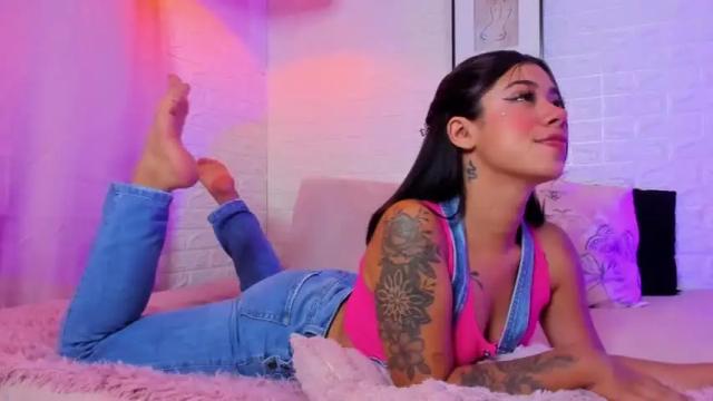 Image 2 of emily__rodri Stream on Chaturbate on 16 months ago