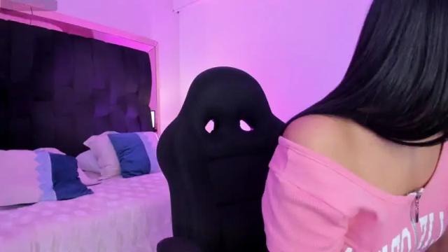 Image 3 of emily_coutts Stream on Chaturbate on 22 months ago