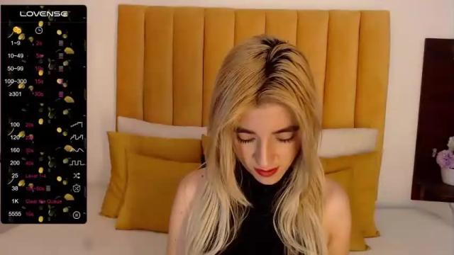 Image 3 of emily_edwart Stream on Chaturbate on 25 months ago