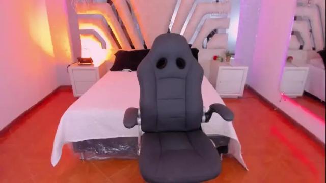 Image 4 of emily_ellen Stream on Chaturbate on 19 days ago