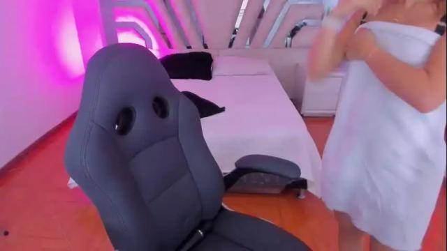 Image 3 of emily_ellen Stream on Chaturbate on 17 days ago