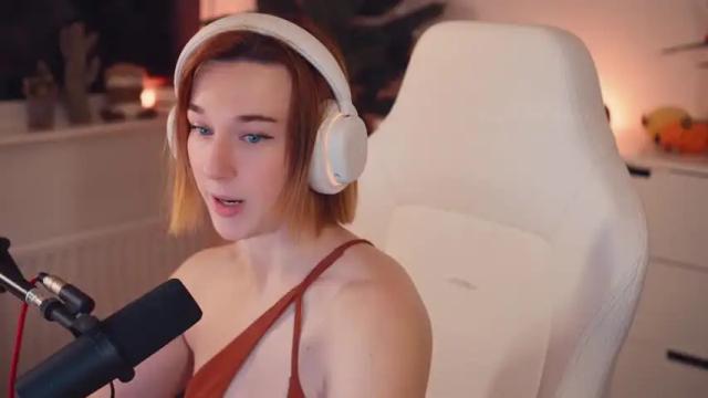 Image 11 of emily_fox_official Stream on Chaturbate on 14 months ago
