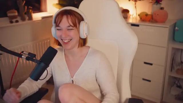 Image 12 of emily_fox_official Stream on Chaturbate on 14 months ago