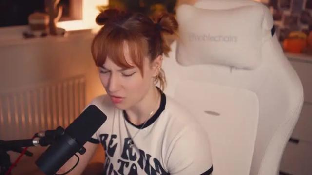 Image 11 of emily_fox_official Stream on Chaturbate on 14 months ago
