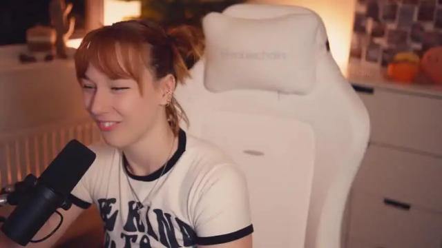 Image 2 of emily_fox_official Stream on Chaturbate on 14 months ago