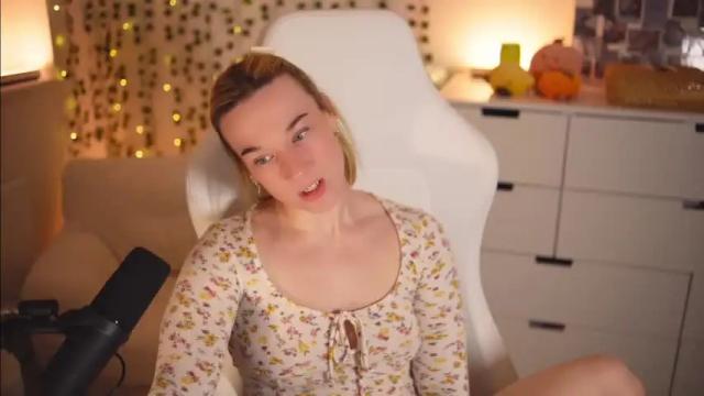 Image 3 of emily_fox_official Stream on Chaturbate on 12 months ago