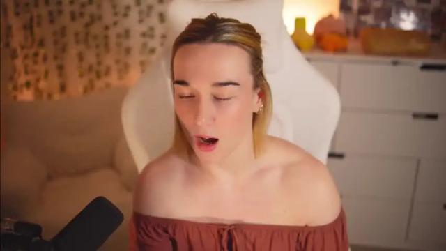 Image 2 of emily_fox_official Stream on Chaturbate on 12 months ago
