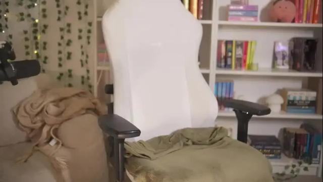 Image 11 of emily_fox_official Stream on Chaturbate on 1 month ago