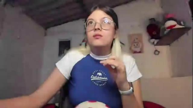 Image 3 of emily_katz Stream on Chaturbate on 24 days ago