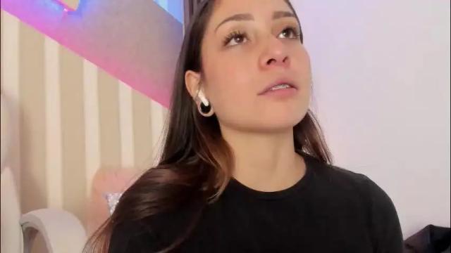 Image 2 of emily_layton Stream on Chaturbate on 1 month ago