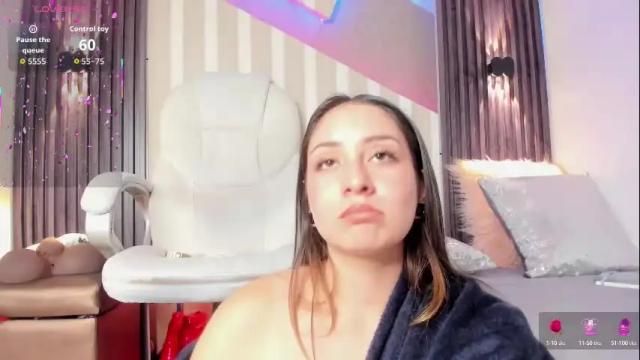 Image 12 of emily_layton Stream on Chaturbate on 1 month ago