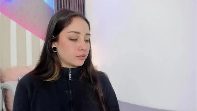 Image 2 of emily_layton Stream on Chaturbate on 1 month ago