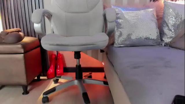 Image 10 of emily_layton Stream on Chaturbate on 1 month ago